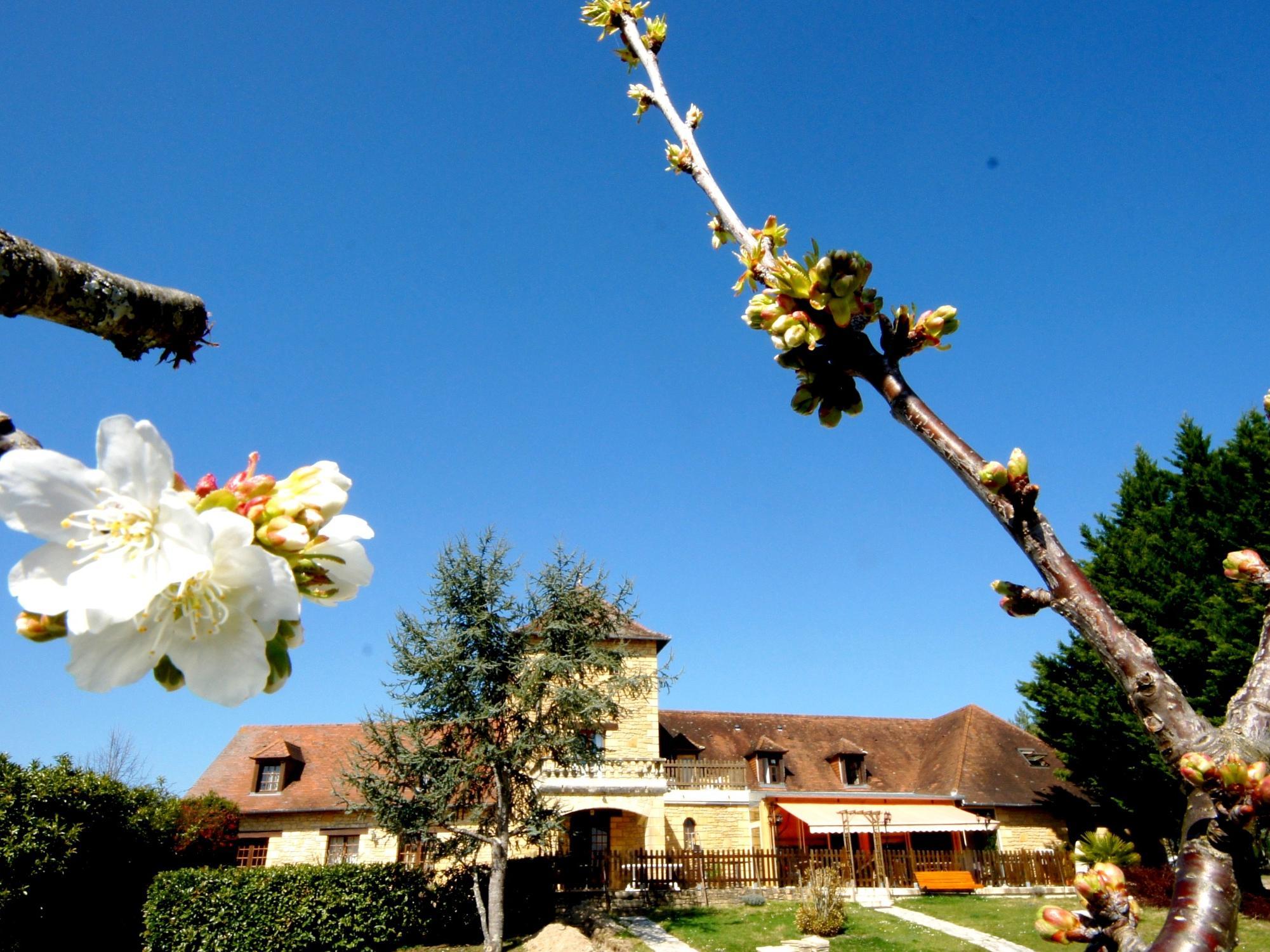 Logis Hotel-restaurant Les Collines 59 Route Des Cretes Cublac