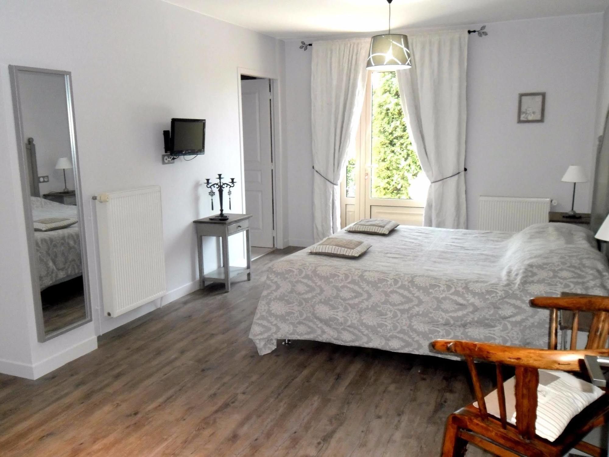 Hotel Logis Hotel-restaurant Les Collines 59 Route Des Cretes Cublac